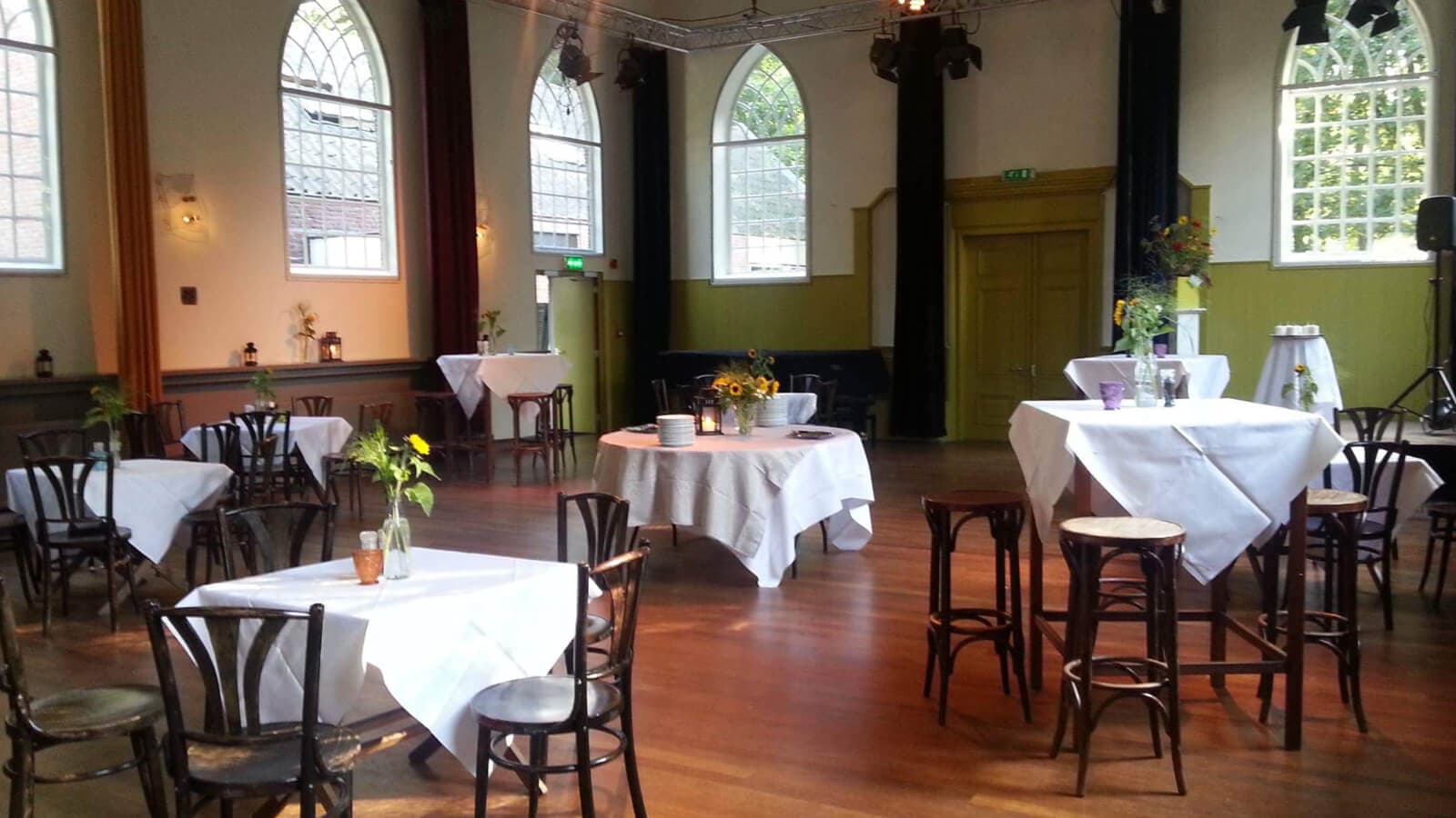 Zaal met boogramen in het Beauforthuis in Austerlitz