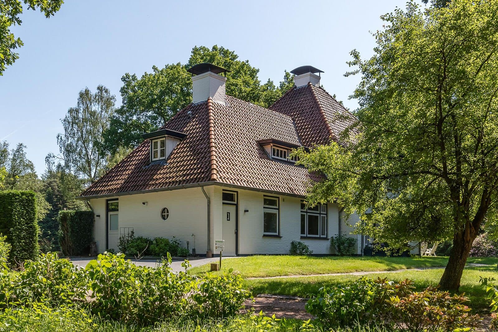 Het Boshuisje met rieten dak op Landgoed Drakenburg