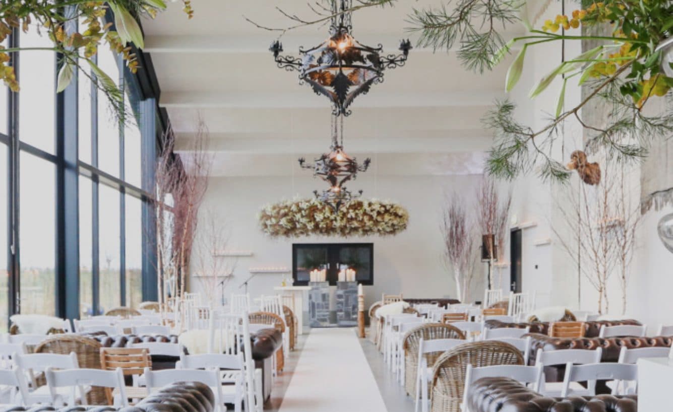 Lichte glazen zaal van Estate Cothen met bloemen