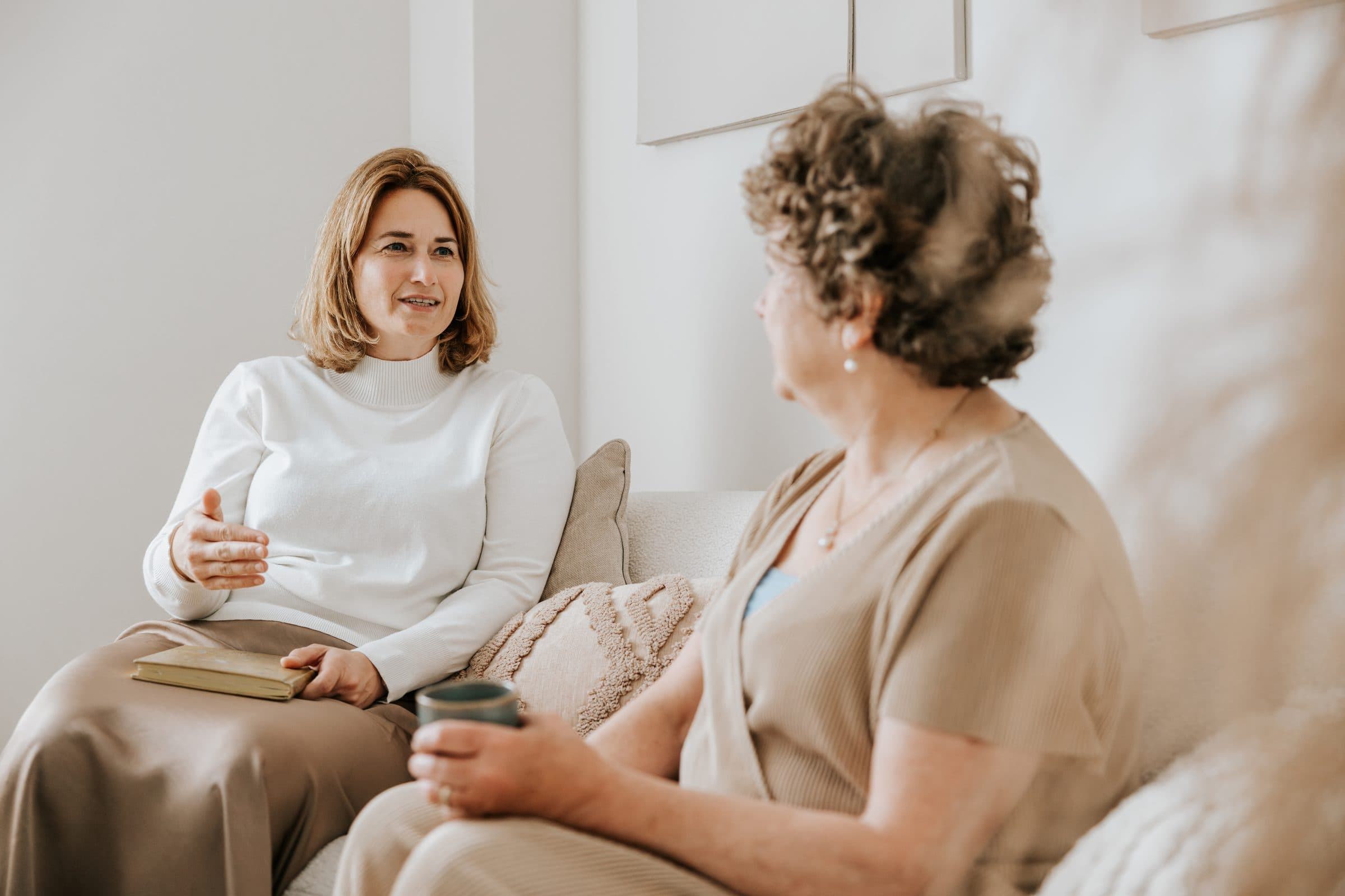 Merel in gesprek met een vrouw op de bank