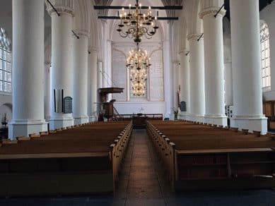 Wit interieur van de Grote Kerk in Wijk bij Duurstede