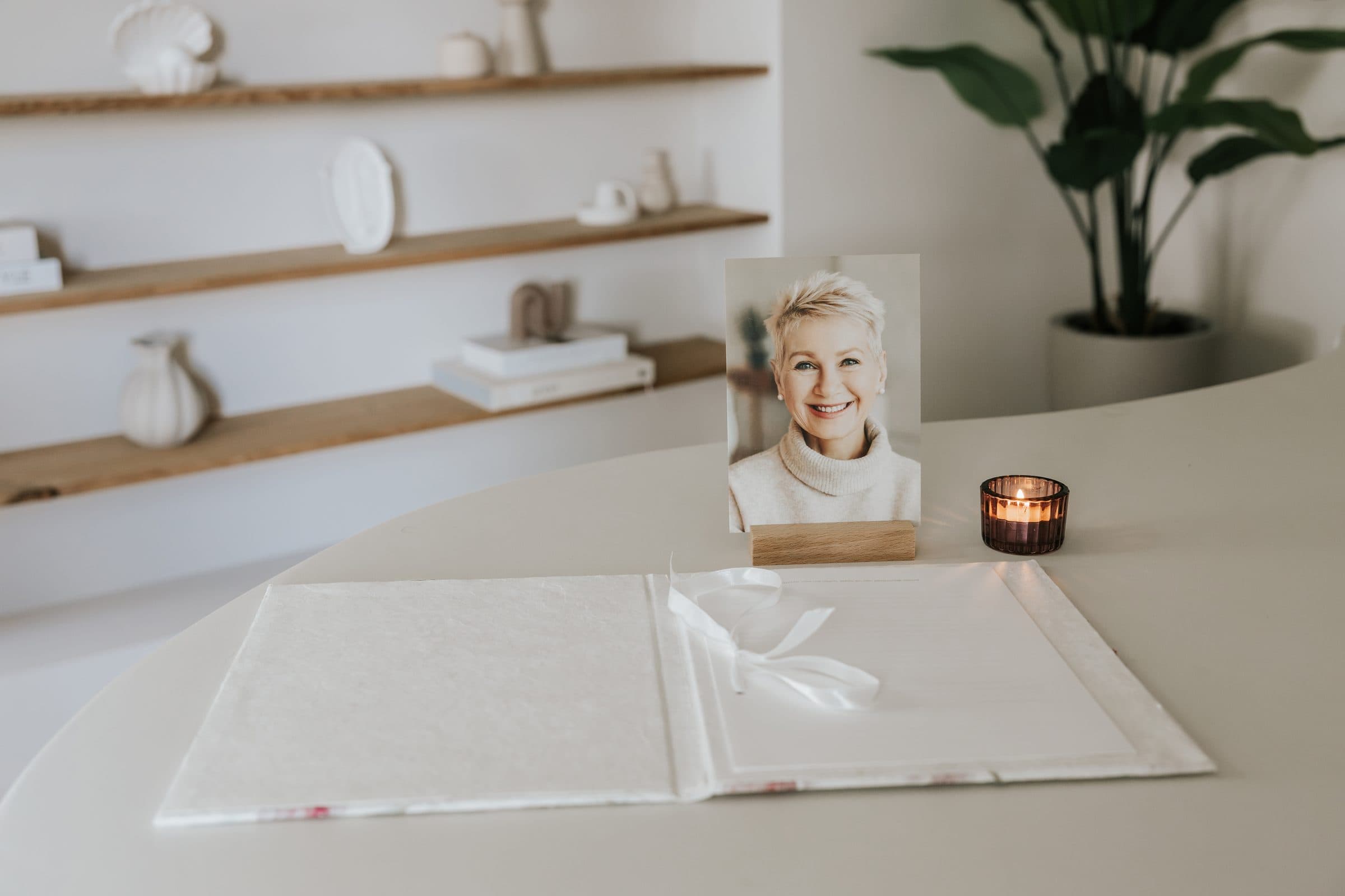 Herinneringstafel met foto, kaarsje en condoleanceboek