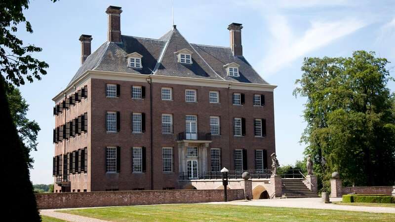 Kasteel Amerongen met tuin onder een blauwe lucht
