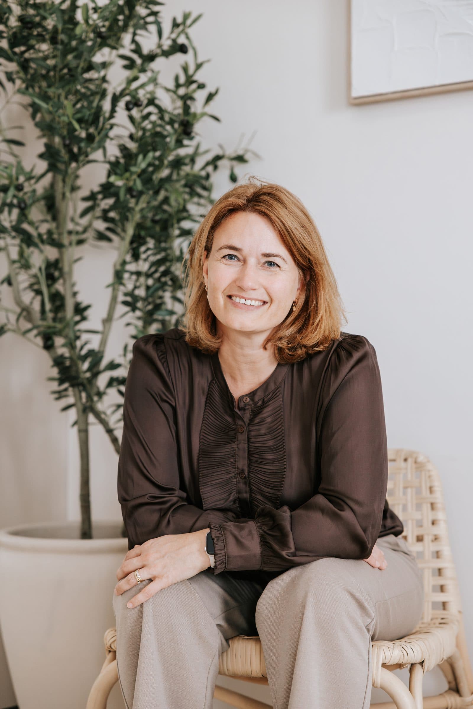 Merel Gondelach in een rotan stoel