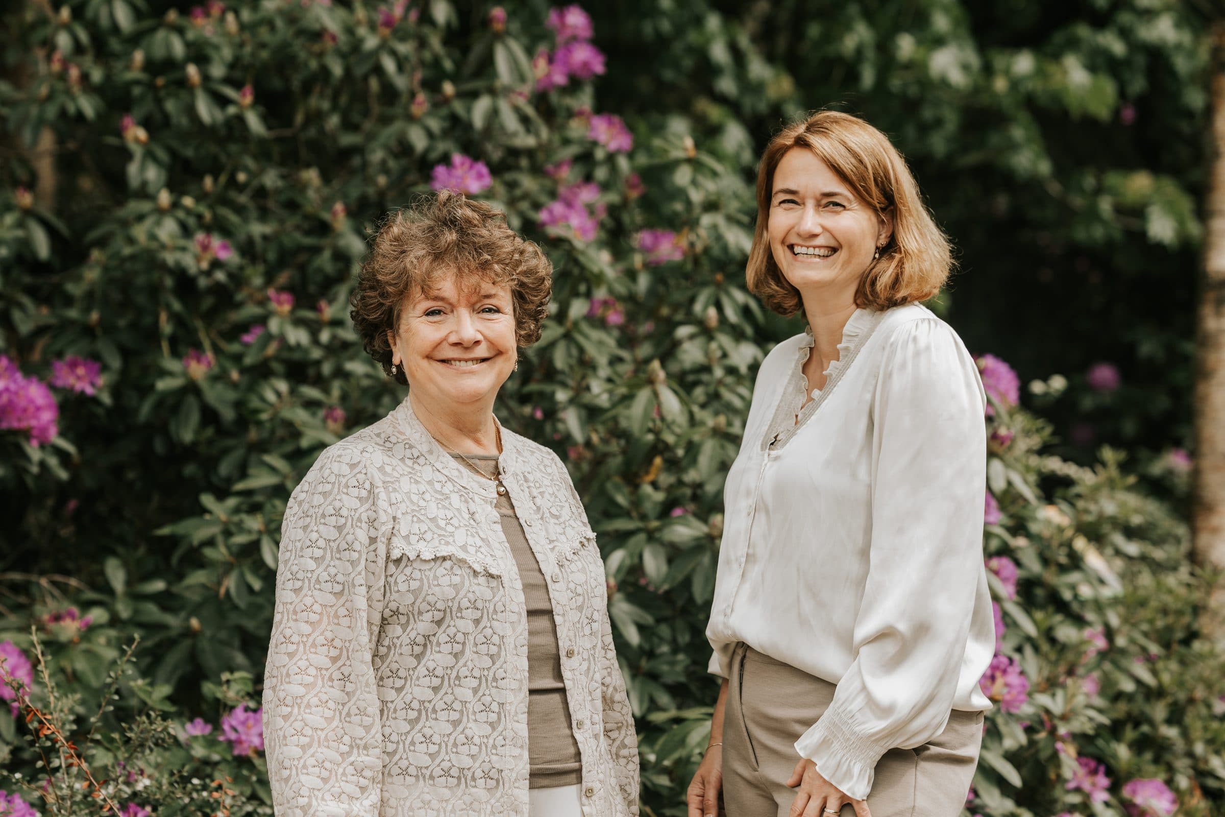 Moniek van Mens en Merel Gondelach voor de rododendrons