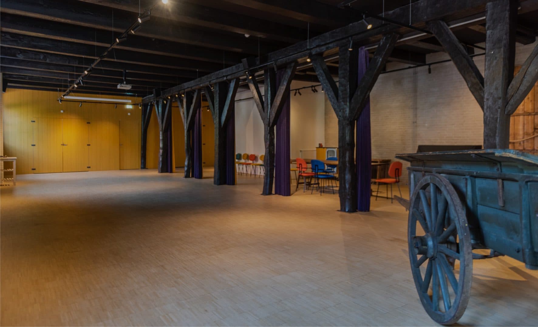 Interieur van de houten Napoleonschuur in Amerongen