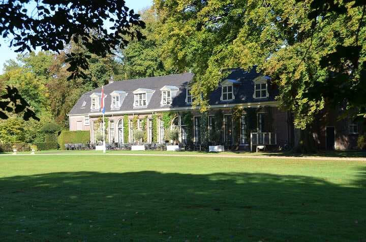 Oranjerie van Huis Doorn aan een groot gazon