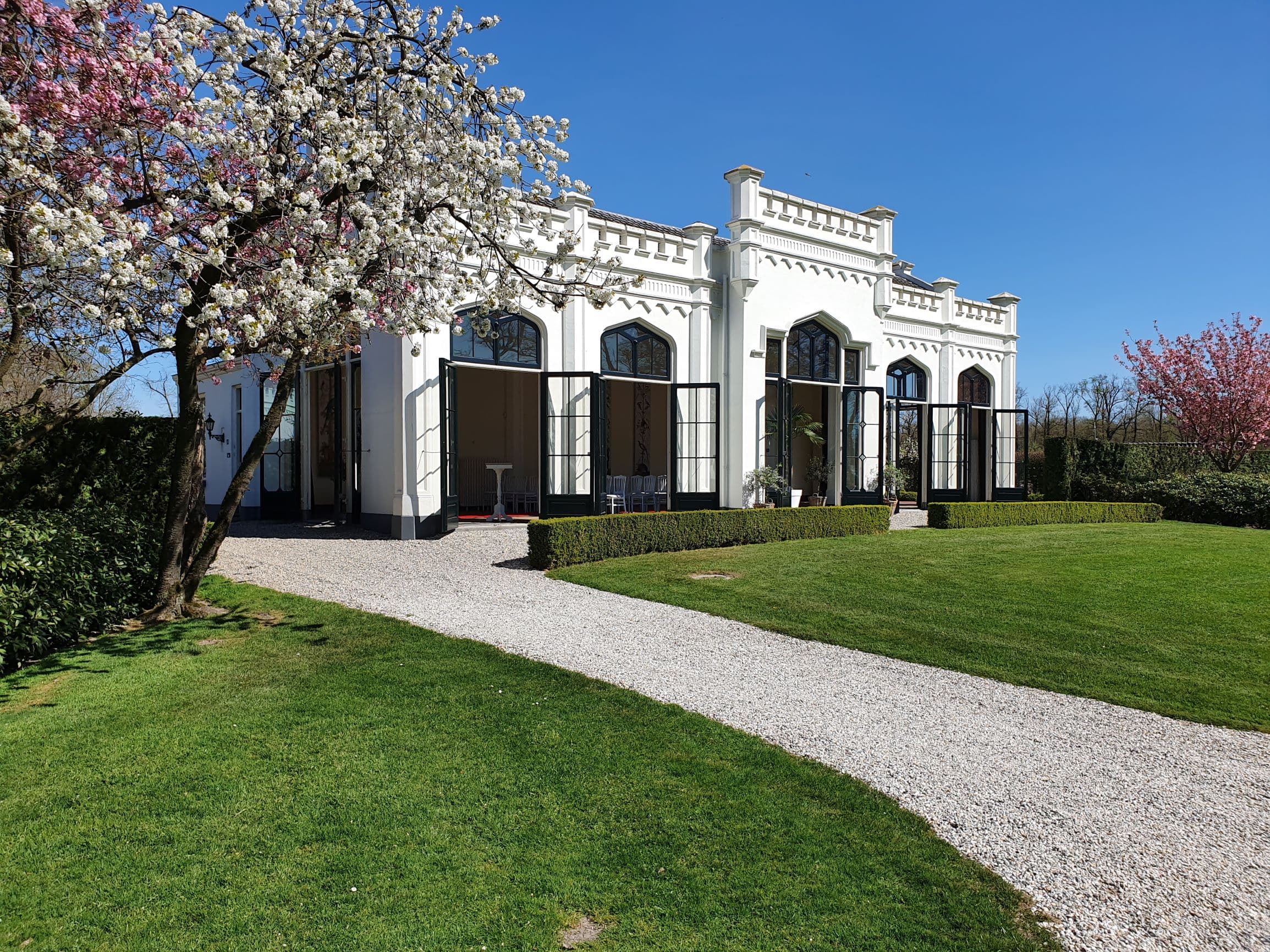 Oranjerie Sandenburg in Langbroek tussen bloesembomen