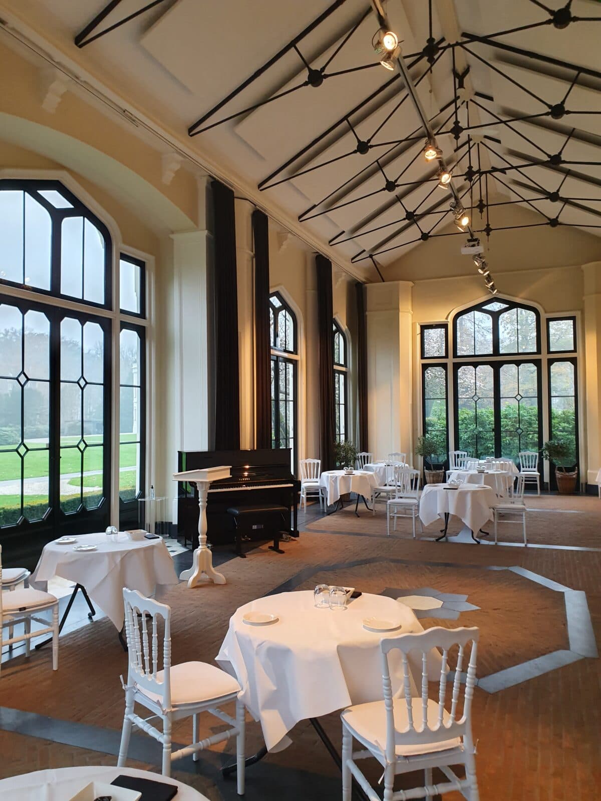 Oranjerie Sandenburg met piano en glas-in-loodramen