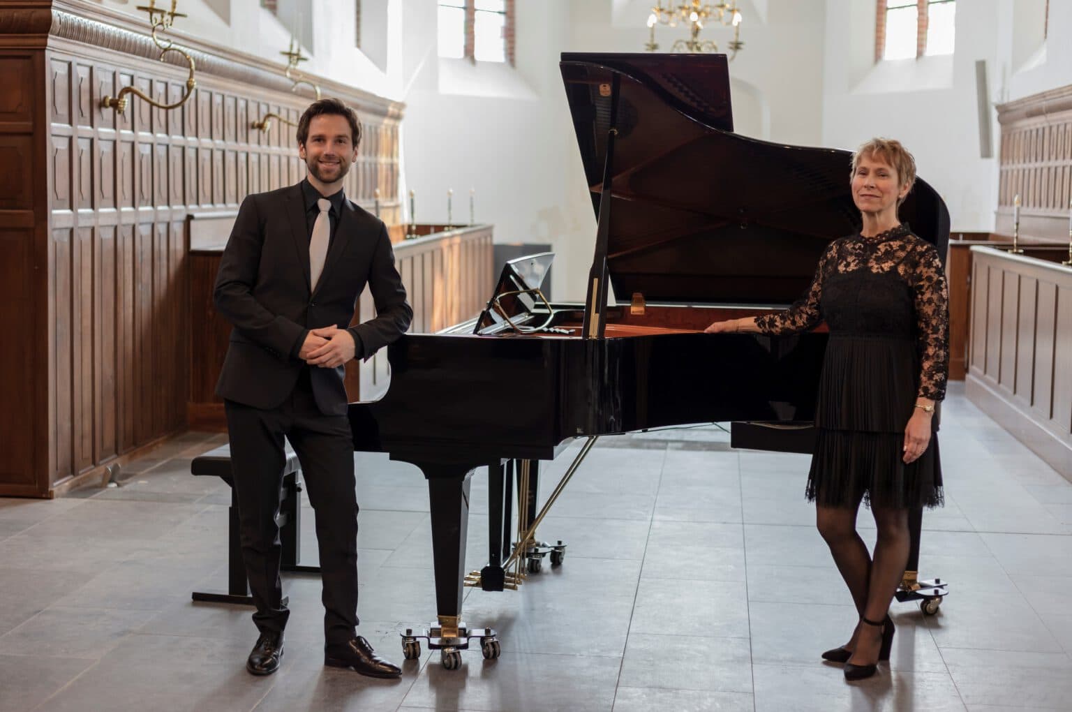 Musici bij een vleugel in een kerk