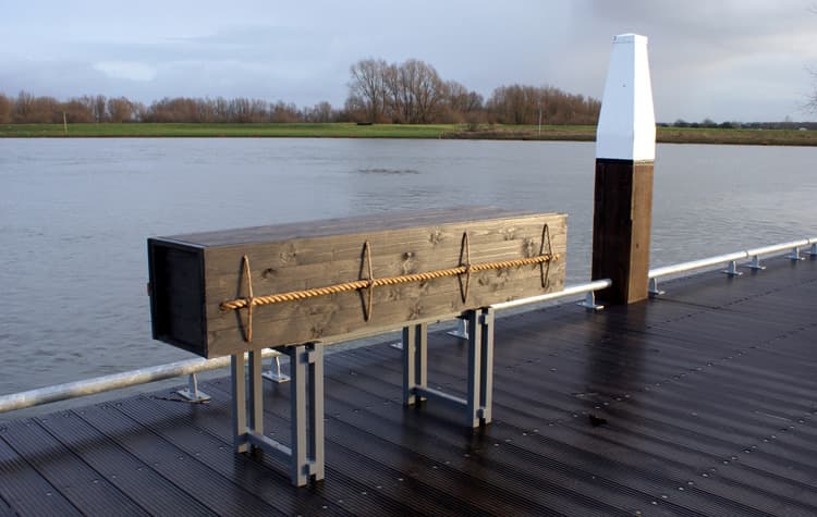 Robuuste houten kist met touw op een steiger aan het water
