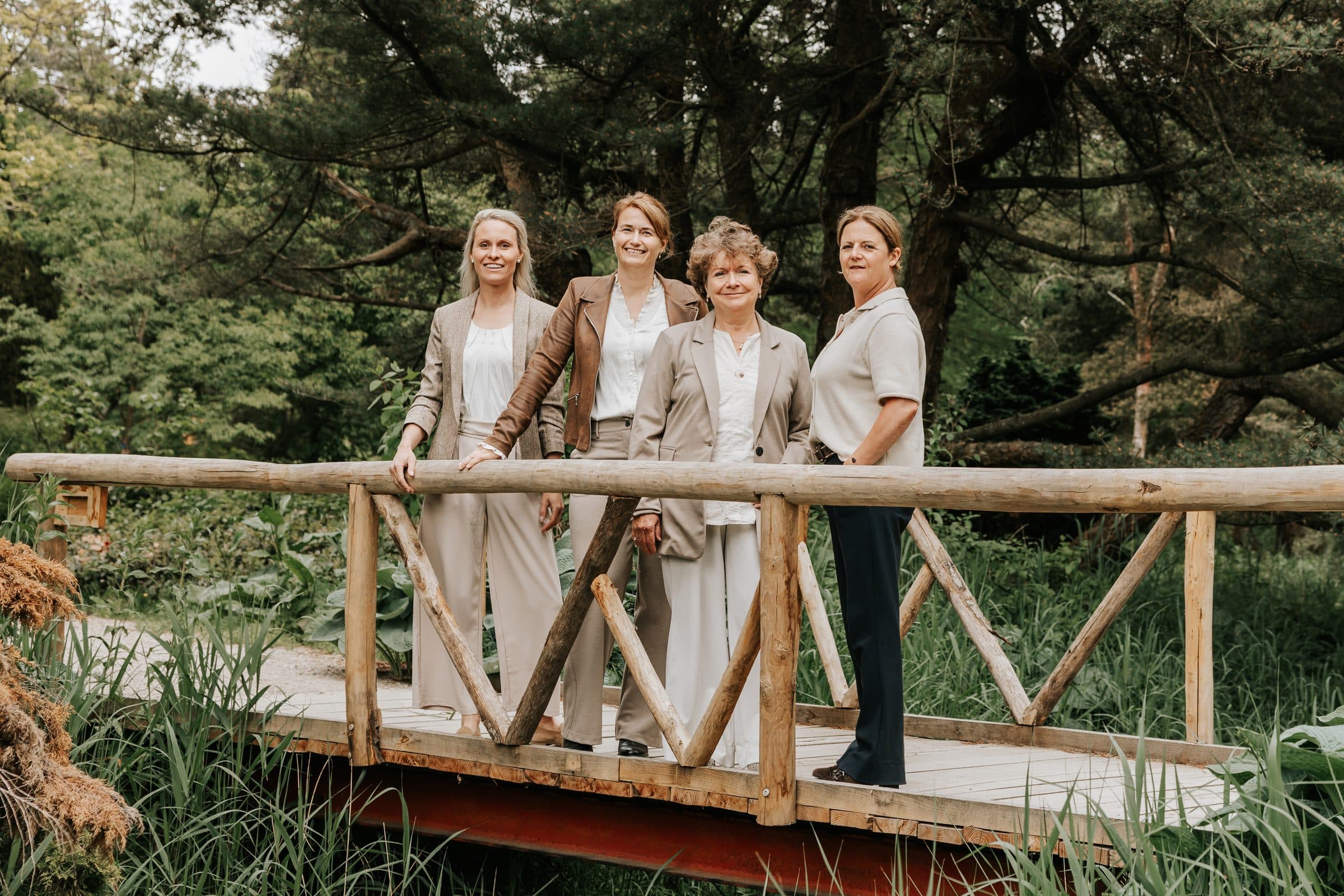 Het team van Alfine op een houten bruggetje in het bos