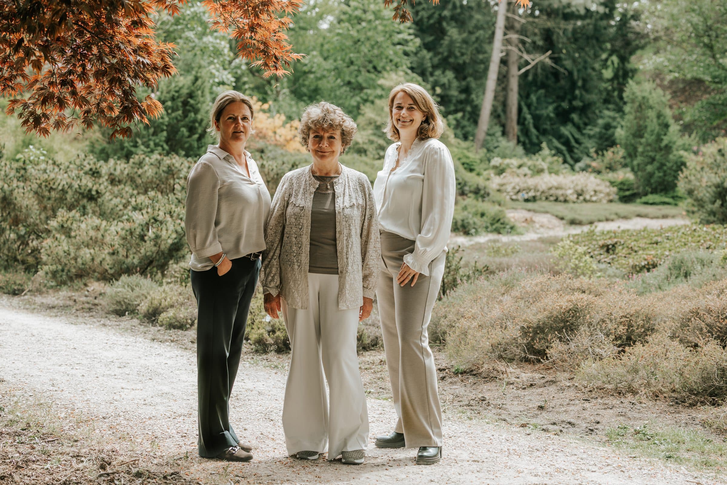 Sascha, Moniek en Merel op een pad door de heide